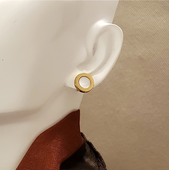 E 21C NEW Gold Pearlescent Stud Earrings - Picture 3 of 6